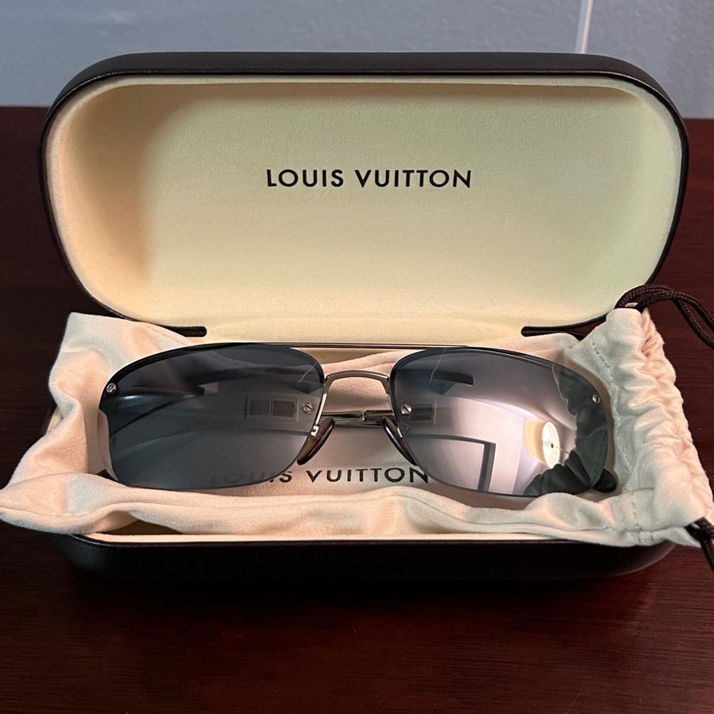Louis Vuitton Men’s Blue sunglasses *never worn*